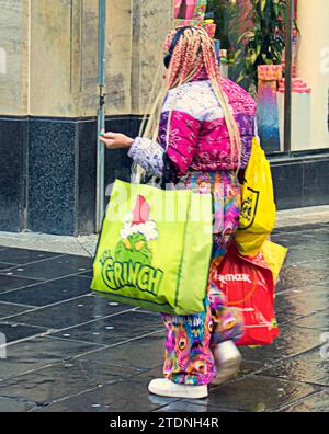 Glasgow, Scozia, Regno Unito. 19 dicembre 2023. Tempo nel Regno Unito: Nuvoloso ha visto una giornata miserabile e bagnata nel centro della città per la settimana di natale. Buchanan Street, la capitale scozzese dello stile e dello shopping, è una meccas per gli amanti dello shopping e degli ombrelli. Credit Gerard Ferry/Alamy Live News Foto Stock