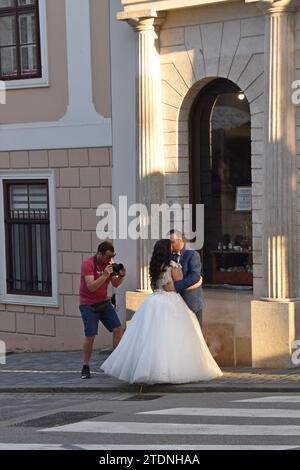 Una coppia che ha scattato foto di matrimonio nella città vecchia, Zagabria, Croazia Foto Stock