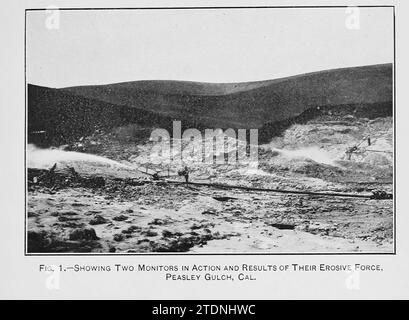 Mostrando due monitor in azione e i risultati della loro forza erosiva, Peasley Gulch, CA dal libro ' The storage of water for irrigation purposes' di Fortier, Samuel; Bixby, F. L; United States. Ufficio delle stazioni sperimentali; Stati Uniti. Dipartimento dell'Agricoltura Foto Stock