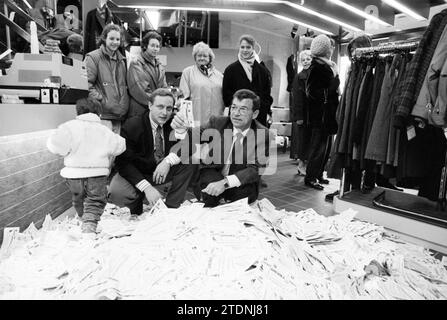 Sorteggi presso il negozio di abbigliamento De Lords Heemstede, Miscellaneous, Lottery, Heemstede, Paesi Bassi, 14-11-1988, Whizgle News from the Past, su misura per il futuro. Esplora le narrazioni storiche, l'immagine dell'agenzia olandese olandese con una prospettiva moderna, colmando il divario tra gli eventi di ieri e quelli di domani. Un viaggio senza tempo che delinea le storie che plasmano il nostro futuro Foto Stock