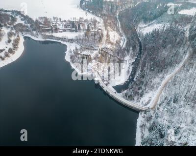 Bacino idrico sec con diga in cemento e colline innevate invernali delle Iron Mountains. Cechia. Vista aerea dal drone. Foto Stock