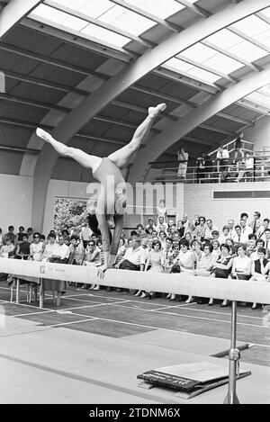 Ginnastica Paesi Bassi - Cecoslovacchia, ginnastica, 03-07-1966, Whizgle News from the Past, su misura per il futuro. Esplora le narrazioni storiche, l'immagine dell'agenzia olandese olandese con una prospettiva moderna, colmando il divario tra gli eventi di ieri e quelli di domani. Un viaggio senza tempo che delinea le storie che plasmano il nostro futuro Foto Stock