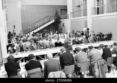 Scacchi municipio simultaneo Velsen, torneo di scacchi in altoforno, 28-01-1985, Whizgle News from the Past, su misura per il futuro. Esplora le narrazioni storiche, l'immagine dell'agenzia olandese olandese con una prospettiva moderna, colmando il divario tra gli eventi di ieri e quelli di domani. Un viaggio senza tempo che delinea le storie che plasmano il nostro futuro Foto Stock