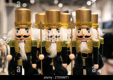 Giocattolo di legno che solda i noci cracker sulla vetrina del negozio. Foto Stock