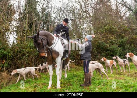 Upper Arley, Kidderminster, Worcestershire, Regno Unito. 19 dicembre 2023. Jane Mundie, contadina, consegna il tradizionale bicchiere di porto al Maestro dei Foxhounds durante la caccia ad Albrighton e Woodland, mentre fanno un giro sul prato da una fattoria nell'Upper Arley, vicino a Kidderminster nel Worcestershire. Crediti: Peter Lopeman/Alamy Live News Foto Stock