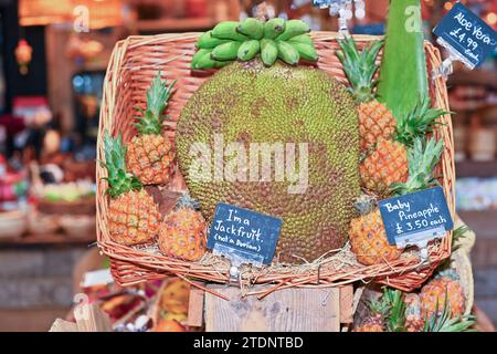 Selezione di cesti di frutta jackfruit, ananas Baby e banane dal mercato agricolo Foto Stock