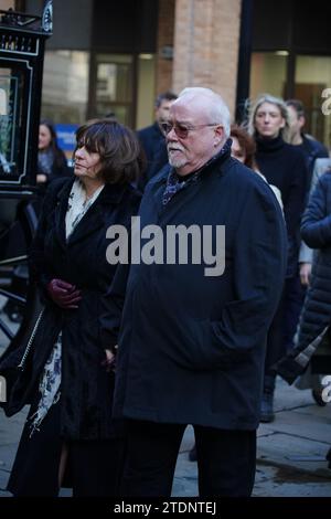 RITRASMETTENDO IL NOME MODIFICATIVO dell'attore Michael Starke al funerale dell'ex attore Dean Sullivan alla Liverpool Parish Church (nostra Signora e San Nicola). Noto per aver interpretato Jimmy Corkhill nella soap opera di Mersey, l'attore e regista Liverpudlian morì all'età di 68 anni a seguito di una "breve malattia". Data immagine: Martedì 19 dicembre 2023. Foto Stock