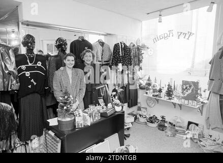 Negozio di abbigliamento di seconda mano madre e figlia Try Again, Haarlem, Paesi Bassi, 12-11-1992, Whizgle News from the Past, su misura per il futuro. Esplora le narrazioni storiche, l'immagine dell'agenzia olandese olandese con una prospettiva moderna, colmando il divario tra gli eventi di ieri e quelli di domani. Un viaggio senza tempo che delinea le storie che plasmano il nostro futuro Foto Stock