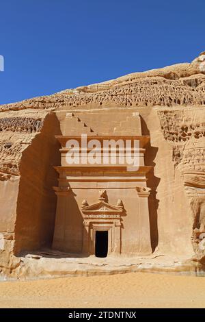 Una delle monumentali tombe nabatee a Jabal Banat che circondano l'antica città di Hegra Foto Stock