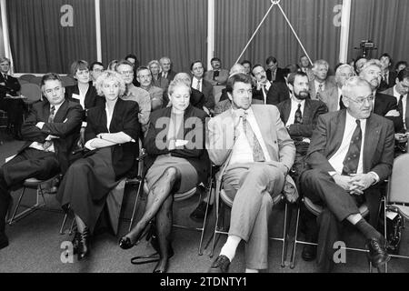 Presentazione Ufficio Provinciale per il turismo Nord Olanda, 20-10-1993, Whizgle News from the Past, su misura per il futuro. Esplora le narrazioni storiche, l'immagine dell'agenzia olandese olandese con una prospettiva moderna, colmando il divario tra gli eventi di ieri e quelli di domani. Un viaggio senza tempo che delinea le storie che plasmano il nostro futuro Foto Stock