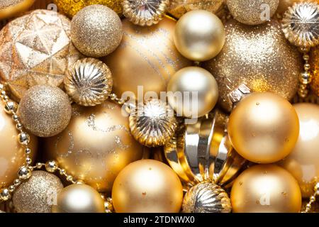 Sfondo natalizio e Capodanno con decorazioni natalizie. Primo piano di palle di Natale dorate, di varie dimensioni. Spianatura piatta Foto Stock