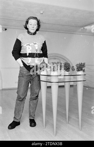 Tre dipendenti del Frans Hals Museum e Verweyhal, Haarlem, Grote Markt, Paesi Bassi, 05-12-1999, Whizgle News dal passato, su misura per il futuro. Esplora le narrazioni storiche, l'immagine dell'agenzia olandese olandese con una prospettiva moderna, colmando il divario tra gli eventi di ieri e quelli di domani. Un viaggio senza tempo che delinea le storie che plasmano il nostro futuro Foto Stock