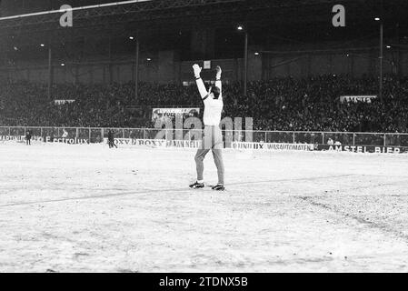 AJAX - Benfica, Football Ajax, 12-02-1969, Whizgle News from the Past, su misura per il futuro. Esplora le narrazioni storiche, l'immagine dell'agenzia olandese olandese con una prospettiva moderna, colmando il divario tra gli eventi di ieri e quelli di domani. Un viaggio senza tempo che delinea le storie che plasmano il nostro futuro Foto Stock