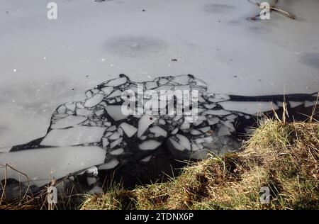 Tutzing, Bayern, Deutschland 19. Dicembre 2023: Ein Wintertag in Tutzing Landkreis Starnberg. Hier der Blick auf den grossen Deixlfurter Weiher, Deixlfurter SEE, Hier offene Stellen, Einbruchgefahr, dünnes Eis, zu warm, schmelzen, Ertrinken, Notfall, zu dünn, Betreten verboten, Gefahr *** Tutzing, Baviera, Germania 19 dicembre 2023 Una giornata invernale nel distretto di Tutzing Starnberg qui la vista del grande Deixlfurter Weiher, Deixlfurter SEE, qui punti aperti, pericolo di crollo, ghiaccio sottile, troppo caldo, scioglimento, annegamento, emergenza, troppo sottile, niente imbrogli, pericolo Foto Stock