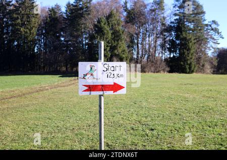 Tutzing, Bayern, Deutschland 19. Dicembre 2023: Ein Wintertag in Tutzing Landkreis Starnberg. Hier der Blick auf die Langlaufloipe ohne Schnee, Grün, Schneemangel, kein Wintersport möglich, ein Schild weisst auf den Start der 12,5 KM langen Loipe Hin, Die Umgebung komplett Schneefrei, zu warm, Schnee geschmolzen, Langlaufen *** Tutzing, Baviera, Germania 19 dicembre 2023 Una giornata invernale nel distretto di Tutzing Starnberg qui la vista della pista da sci di fondo senza neve, verde, mancanza di neve, nessun sport invernale possibile, un cartello indica la partenza del sentiero lungo 12,5 KM, la zona circostante co Foto Stock