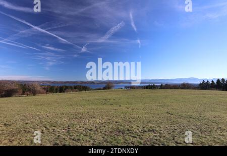 Tutzing, Bayern, Deutschland 19. Dicembre 2023: Ein Wintertag in Tutzing Landkreis Starnberg. Hier der Blick von der Ilkahöhe, Oberzeismering auf eine Parkbank um den Ausblick zu geniessen, im Hintergrund der Starnberger SEE und die Alpenkette.u.a. mit dem Mangfallgebirge, spazieren, Sonnenschein, Panorama, Voralpenland, Wetterbild *** Tutzing, Bavaria, Germania 19 dicembre 2023 Una giornata invernale nel distretto di Tutzing Starnberg qui la vista dal Ilkahöhe, Oberzeismering su una panchina del parco per godersi la vista, sullo sfondo del lago Starnberg e della catena alpina, tra cui il Mangfallgebirge, Walk, su Foto Stock