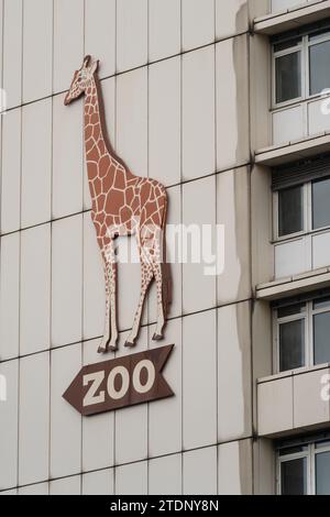 Cartello di giraffa su un edificio, che mostra la strada per lo zoo di Berlino, nell'area Tiergarten della città di Berlino, Germania Foto Stock