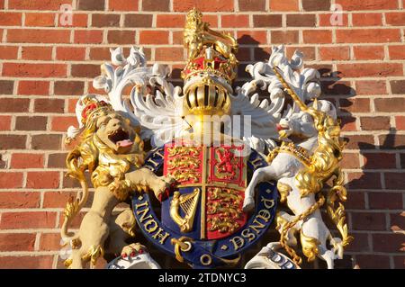 Lo stemma reale del monarca del Regno Unito, sopra l'ingresso dell'ex Customs House nel porto di Weymouth. Dorset, Inghilterra, Regno Unito. Foto Stock