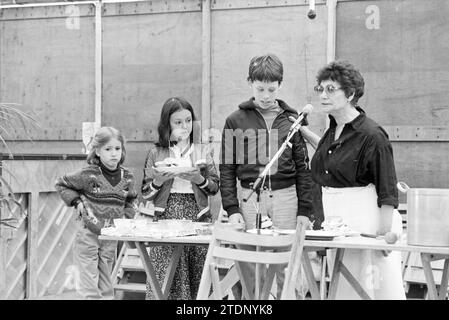 Lezione di cucina per bambini, Haarlem Book City, cucina, 09-06-1979, Whizgle News from the Past, su misura per il futuro. Esplora le narrazioni storiche, l'immagine dell'agenzia olandese olandese con una prospettiva moderna, colmando il divario tra gli eventi di ieri e quelli di domani. Un viaggio senza tempo che delinea le storie che plasmano il nostro futuro Foto Stock