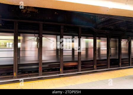 la vie dans le métro de New York - vita sulla metropolitana di New York Foto Stock