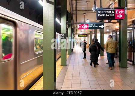 la vie dans le métro de New York - vita sulla metropolitana di New York Foto Stock