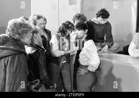 Arrivo del gruppo pop star TV film Fame at Schiphol, Groups, Music, 28-03-1983, Whizgle News from the Past, Tailored for the Future. Esplora le narrazioni storiche, l'immagine dell'agenzia olandese olandese con una prospettiva moderna, colmando il divario tra gli eventi di ieri e quelli di domani. Un viaggio senza tempo che delinea le storie che plasmano il nostro futuro Foto Stock