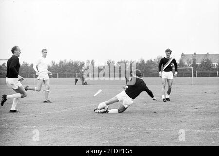 OG-Bloemendaal, Voetbal VV Schoten, Onze Gezellen, Renova, 21-09-1969, Whizgle News dal passato, su misura per il futuro. Esplora le narrazioni storiche, l'immagine dell'agenzia olandese olandese con una prospettiva moderna, colmando il divario tra gli eventi di ieri e quelli di domani. Un viaggio senza tempo che delinea le storie che plasmano il nostro futuro Foto Stock