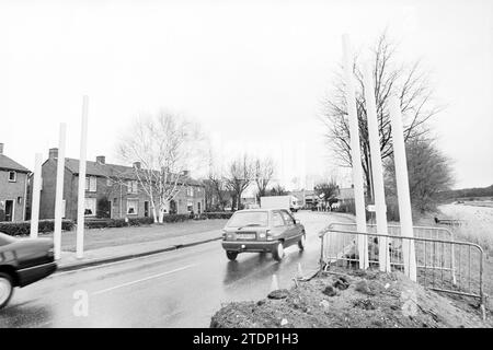 Yellow posts, Vogelenzang Border, Vogelenzang, 04-04-1994, Whizgle News from the Past, su misura per il futuro. Esplora le narrazioni storiche, l'immagine dell'agenzia olandese olandese con una prospettiva moderna, colmando il divario tra gli eventi di ieri e quelli di domani. Un viaggio senza tempo che delinea le storie che plasmano il nostro futuro Foto Stock