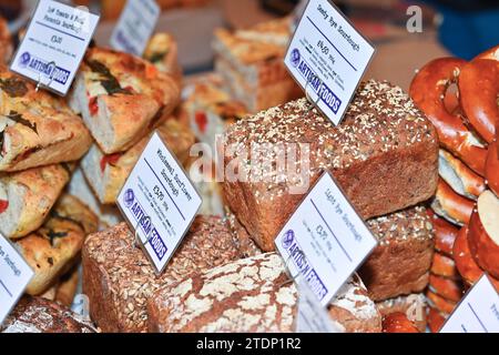 Pane, selezione di pane appena sfornato in cesti pronti per la vendita sul mercato agricolo locale. Pasta madre Foto Stock