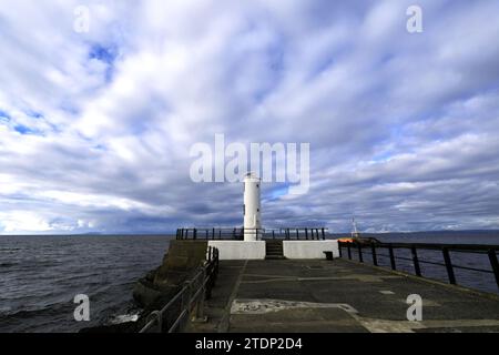 Vista del molo dei frangiflutti nella città di Ayr, South Ayrshire, Scozia, Regno Unito Foto Stock