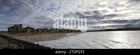 Vista del molo dei frangiflutti nella città di Ayr, South Ayrshire, Scozia, Regno Unito Foto Stock