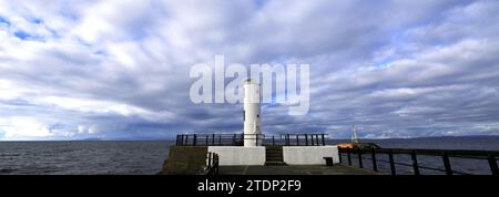 Vista del molo dei frangiflutti nella città di Ayr, South Ayrshire, Scozia, Regno Unito Foto Stock