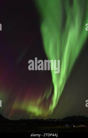 Aurora boreale durante un'esposizione molto attiva al Parco Nazionale di Thingvellir, Islanda Foto Stock