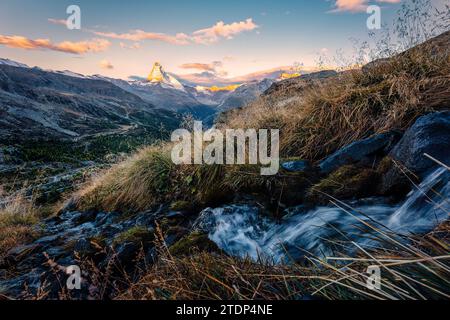 Splendido paesaggio della montagna simbolo del Cervino con ruscello che scorre nella natura selvaggia autunnale vicino al lago Stellisee al mattino a Zermatt, Svizzera Foto Stock