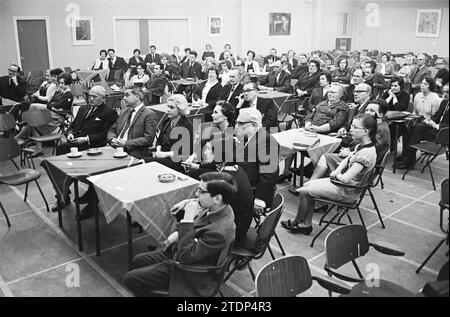 Ria Valk con la chitarra Andre Meurs, Cabaret, 13-04-1966, Whizgle News from the Past, su misura per il futuro. Esplora le narrazioni storiche, l'immagine dell'agenzia olandese olandese con una prospettiva moderna, colmando il divario tra gli eventi di ieri e quelli di domani. Un viaggio senza tempo che delinea le storie che plasmano il nostro futuro Foto Stock