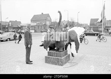 Presentazione della scultura "due cigni" di Theresia van der Pant, Zwanenburg, Dennenlaan, 24-03-1969, Whizgle News from the Past, su misura per il futuro. Esplora le narrazioni storiche, l'immagine dell'agenzia olandese olandese con una prospettiva moderna, colmando il divario tra gli eventi di ieri e quelli di domani. Un viaggio senza tempo che delinea le storie che plasmano il nostro futuro Foto Stock