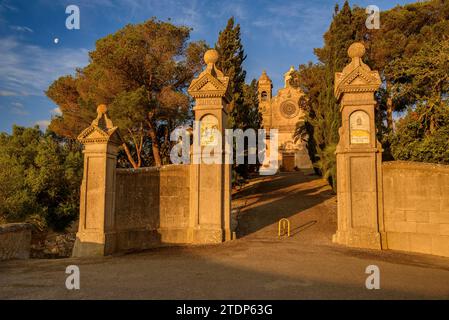 Porte di accesso al santuario di Bonany all'alba (Maiorca, Isole Baleari, Spagna) ESP: Puertas de acceso al santuario de Bonany al amanecer España Foto Stock