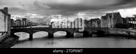 Vista del nuovo Ponte sul fiume Ayr, città di Ayr, South Ayrshire, Scozia, Regno Unito Foto Stock