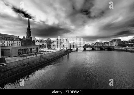 Vista del nuovo Ponte sul fiume Ayr, città di Ayr, South Ayrshire, Scozia, Regno Unito Foto Stock