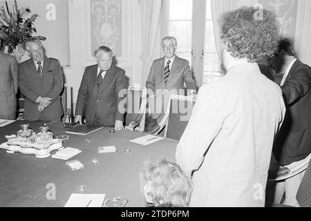 Provinciale di dimostrazione contro il deposito di munizioni Wieringermeer e Bergen, dimostrazione, Prov. Stati Uniti, Prov. Gestione dell'acqua, Provincial House, 24-05-1976, Whizgle News from the Past, su misura per il futuro. Esplora le narrazioni storiche, l'immagine dell'agenzia olandese olandese con una prospettiva moderna, colmando il divario tra gli eventi di ieri e quelli di domani. Un viaggio senza tempo che delinea le storie che plasmano il nostro futuro Foto Stock