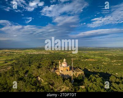 Vista aerea dal santuario di Bonany verso la parte settentrionale della regione di Pla de Mallorca in un pomeriggio primaverile Maiorca Isole Baleari Spagna Foto Stock