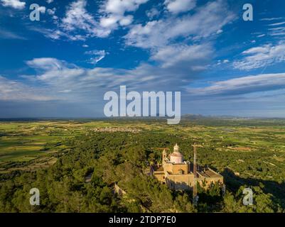 Vista aerea dal santuario di Bonany verso la parte settentrionale della regione di Pla de Mallorca in un pomeriggio primaverile Maiorca Isole Baleari Spagna Foto Stock