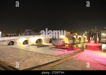 Il famoso Ponte di pietra di Skopje, con gli Attentators of Solun e il Monumento Gemidzhii sulla destra (Boatmen of Thessaloniki). Il ponte attraversa il fiume Vardar. Foto Stock
