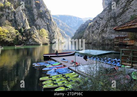 Matka è un canyon situato a ovest del centro di Skopje, in Macedonia del Nord. Con una superficie di circa 5.000 ettari, Matka è una delle destinazioni all'aperto più popolari della Macedonia del Nord ed è sede di diversi monasteri medievali. Il lago Matka all'interno del Matka Canyon è il più antico lago artificiale del paese. È popolare tra le persone che amano andare in canoa attraverso il canyon. Foto Stock