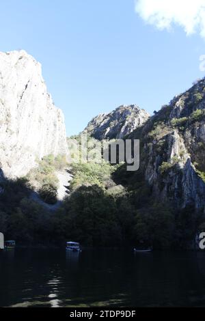 Matka è un canyon situato a ovest del centro di Skopje, in Macedonia del Nord. Con una superficie di circa 5.000 ettari, Matka è una delle destinazioni all'aperto più popolari della Macedonia del Nord ed è sede di diversi monasteri medievali. Il lago Matka all'interno del Matka Canyon è il più antico lago artificiale del paese. È popolare tra le persone che amano andare in canoa attraverso il canyon. Foto Stock