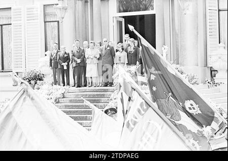 Foto di gruppo sui gradini del Palazzo Soestdijk in occasione del compleanno della regina Giuliana, 30-04-1964, Whizgle News from the Past, su misura per il futuro. Esplora le narrazioni storiche, l'immagine dell'agenzia olandese olandese con una prospettiva moderna, colmando il divario tra gli eventi di ieri e quelli di domani. Un viaggio senza tempo che delinea le storie che plasmano il nostro futuro Foto Stock