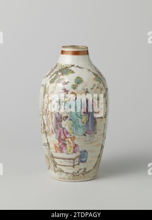 Vaso ovoide con rotoli floreali e scene figurali in pannelli, anonimo, c. 1775 - c. 1799 vaso a forma di uovo di porcellana con collo corto e leggermente tessuto, verniciato sullo smalto in blu, rosso, rosa, marrone, verde, giallo, nero e oro. Sulla parete fioriscono viti e cartigli; due grandi cartigli con uomini, donne e bambini in un paesaggio con alberi e padiglioni, tra due piccoli cartigli con una donna con un bambino sul dorso di un bue in un paesaggio; sopra e sotto i cartigli con paesaggio; una fascia elastica intorno al collo. Il collo è rotto. Famle Rose/ Mandarin. Porcellana cinese. g Foto Stock