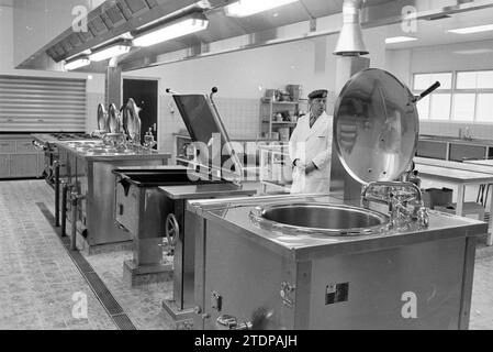 Scuola di cucina interna Ripperdakazerne, Haarlem, Paesi Bassi, 06-02-1979, Whizgle News from the Past, su misura per il futuro. Esplora le narrazioni storiche, l'immagine dell'agenzia olandese olandese con una prospettiva moderna, colmando il divario tra gli eventi di ieri e quelli di domani. Un viaggio senza tempo che delinea le storie che plasmano il nostro futuro Foto Stock