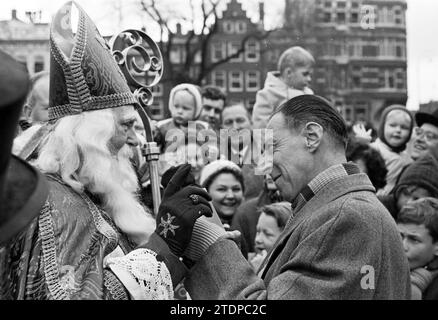 Arrivo di Sinterklaas ad Amsterdam presso la chiesa di Sint Nicolaas e saluto del vicesindaco A. de Roos. St Nicholas., Amsterdam, Prins Hendrikkade, Paesi Bassi, 19-11-1960, Whizgle News dal passato, su misura per il futuro. Esplora le narrazioni storiche, l'immagine dell'agenzia olandese olandese con una prospettiva moderna, colmando il divario tra gli eventi di ieri e quelli di domani. Un viaggio senza tempo che delinea le storie che plasmano il nostro futuro Foto Stock