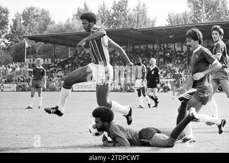 Haarlem - Robin Hood, Football Haarlem, 15-08-1976, Whizgle News from the Past, su misura per il futuro. Esplora le narrazioni storiche, l'immagine dell'agenzia olandese olandese con una prospettiva moderna, colmando il divario tra gli eventi di ieri e quelli di domani. Un viaggio senza tempo che delinea le storie che plasmano il nostro futuro Foto Stock